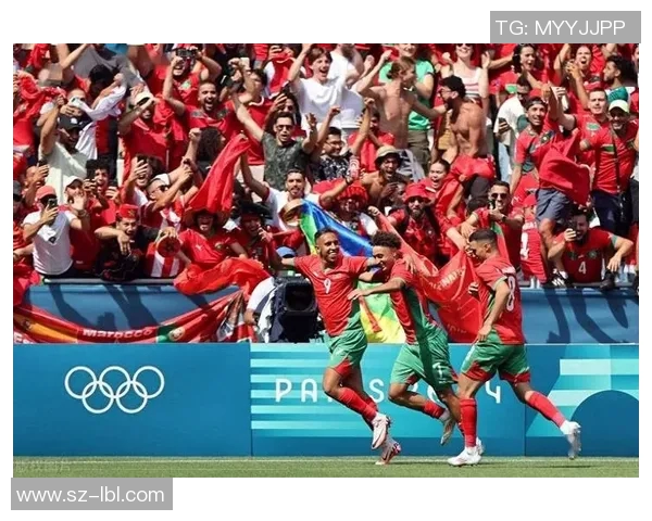 足球明星灯箱照片图展示了他们的风采与魅力让我们一起领略球场上的精彩瞬间